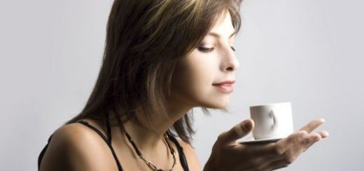 femeie bea cafea