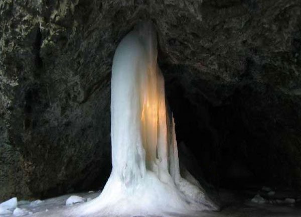 Focul-Viu-600x432 Peștera în care Decebal a ascuns o familie de uriași pentru a-i păzi comoara și în care gheața ”arde”