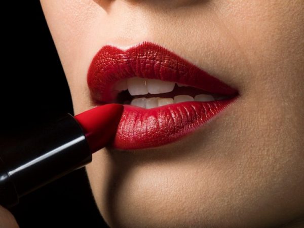 buze-rujate-600x450 Ne place să ne simțim frumoase și seducătoare. Dar știm cu ce preț?