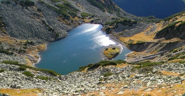 lac-blestemat-600x310 Poarta de intrare în iad. Lacul blestemat din Bucegi