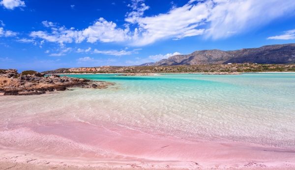 creta-600x346 Plajele cu nisip colorat – Unde găsești nisip roz, verde sau chiar negru?