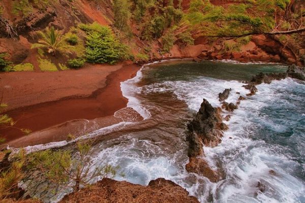 kaihalulu-600x400 Plajele cu nisip colorat – Unde găsești nisip roz, verde sau chiar negru?