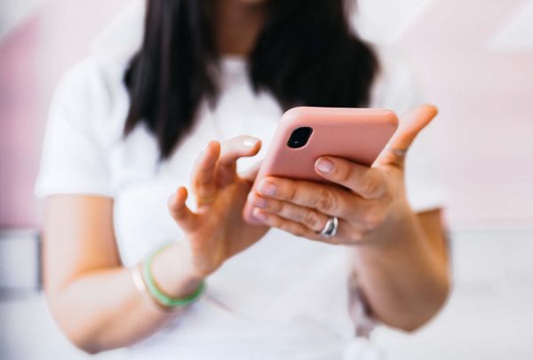 checking-phone-600x405 De ce ne uităm la telefon de peste 90 de ori pe zi… și totuși nu știm de ce