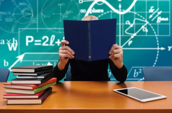 feynman-600x395 Vrei să înveți mai eficient? Încearcă să explici altcuiva – secretul dovedit al memorării de durată