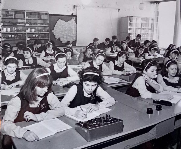 limba-rusa-600x495 „Limba Marelui Frate”: Cum a fost impusă limba rusă în România comunistă pentru a cuceri mințile și identitatea