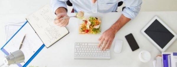 mancat-pe-fuga-600x227 Graba strică stomacul: De ce mâncatul „pe fugă” devine o problemă de sănătate publică