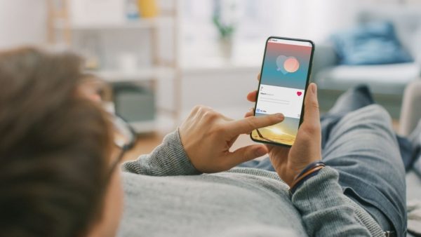 scroll-2-600x338 Când scroll-ul devine suferință: Cum afectează telefonul și rețelele sociale sănătatea mintală