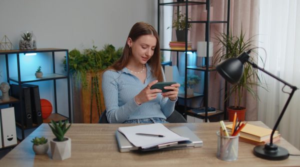 woman-smartphone-600x334 Știați că... simpla prezență a unui smartphone pe birou poate reduce capacitatea cognitivă? Studiile care ne arată cât de mult ne sabotează atenția