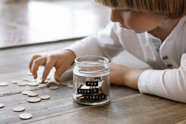 Educatie-financiara-la-copii-1024x683-1-600x400 Alfabetizare financiară în era TikTok: între educație rapidă și mituri periculoase