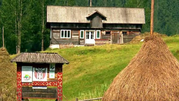 sat-600x338 Știați că în România există un sat unde timpul parcă stă în loc? Iată de ce!