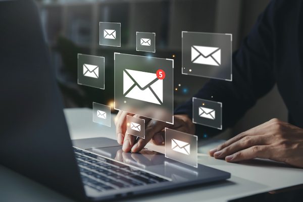 sending-emails-600x400 Zilele fără email în companii mari: cum reduc stresul și cresc productivitatea angajaților