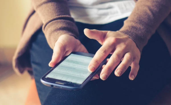 telefoanele-ne-asculta-600x368 Ne ascultă telefoanele sau e doar paranoia digitală? Adevăruri incomode despre tehnologie