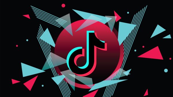 tik-tok-600x338 Dacă TikTok-ul ar fi existat în anii '90: trenduri românești care ar fi spart algoritmul