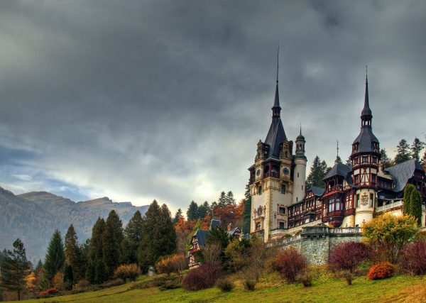 Castelul_Peles_Sinaia_-_Vedere_panoramica-600x427 Ce s-a întâmplat cu adevărat în noaptea în care a ars Castelul Peleș? Dezvăluiri surprinzătoare și mistere nespuse!