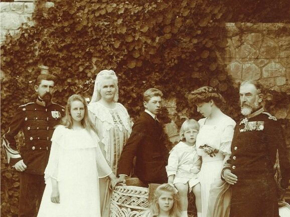 FAMILIA-REGALA-A-ROMANIEI-LA-PELES-578x433-1 Familia regală și secretele pe care nu le vei citi în manuale
