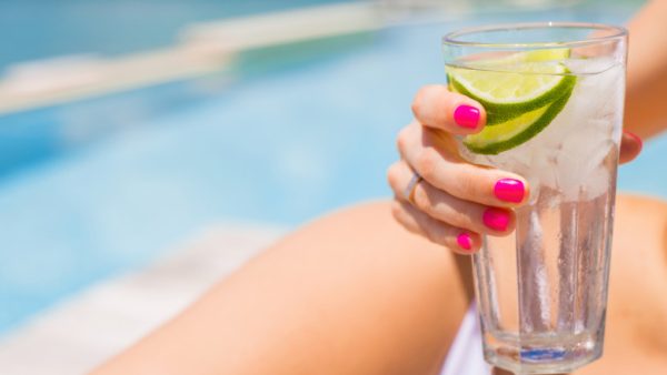 apa-cu-gheata-600x338 Ce se întâmplă cu corpul tău dacă bei apă cu gheață zilnic pe caniculă – adevărul pe care trebuie să-l știi