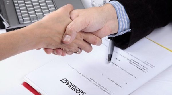 contract-600x333 Ce drepturi ai când semnezi un contract de muncă în România — ce trebuie să știi pentru a-ți proteja jobul!