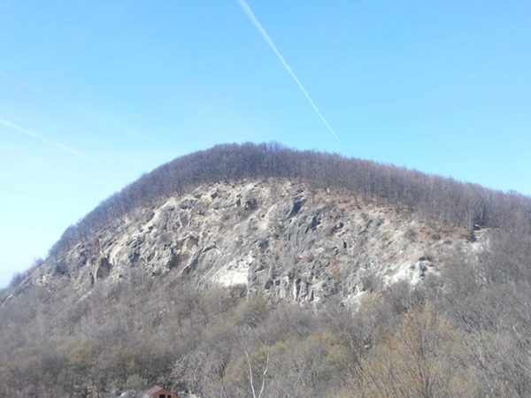 dealul-magura-600x450 Știați că România are un deal unde busola o ia razna? Adevărul despre misterul de la Dealul Măgura!