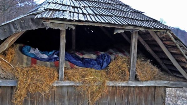 dormit-in-fan-600x338 Satul românesc unde turiștii străini dorm în fân și plătesc sute de euro – de ce fac asta cu plăcere