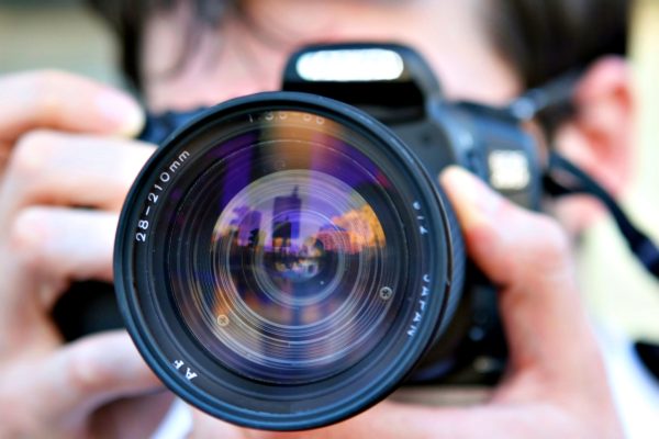 filmare-600x400 Drepturile tale când ești filmat în public: mituri vs. realitate