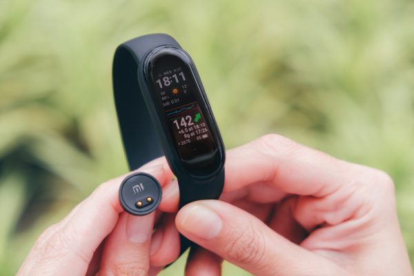 glicemie-mi-band-5-600x400 Ce device-uri inteligente îți pot salva viața fără să știi