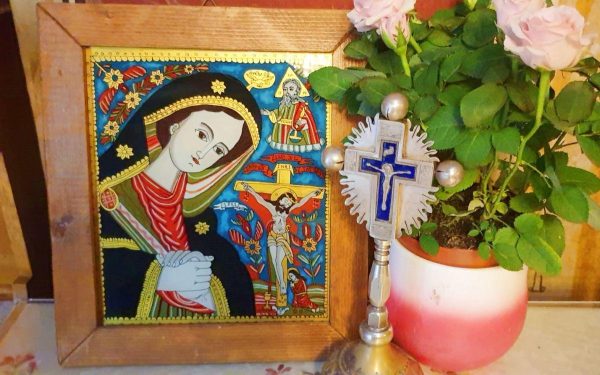 maica-domnului-indurerata-600x375 Adevărul despre obiceiul de a pune icoana unui sfânt lângă poza cuiva: protecție reală sau doar simbol?