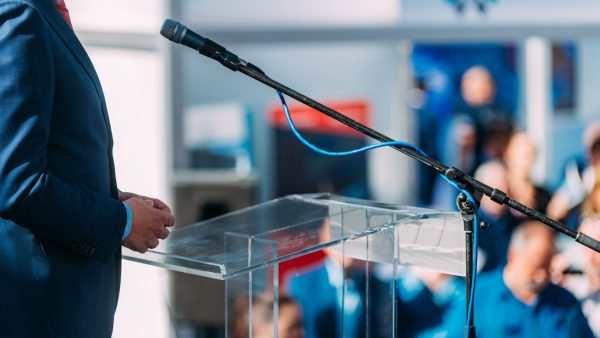 politica-600x338 Cum să-ți faci vocea auzită în politică fără să fii politician – strategii dovedite pentru implicare reală