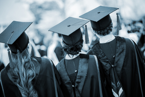 Licenta De ce 1 din 3 tineri români cu facultate nu lucrează în domeniul lor – realitatea crudă a pieței muncii