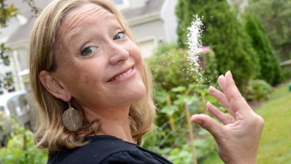 De-ce-se-arunca-sare-peste-umar-1-1024x576-1-600x338 De ce aruncă oamenii sare peste umăr? Superstiția misterioasă care a traversat secolele