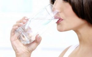 Află cantitatea de apă pe care trebuie să o bei zilnic în funcție de greutatea ta