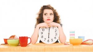 Cum să scapi de obsesia mâncatului. Opt motive pentru care ai tendința de a ciuguli câte ceva